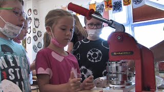 Na ZŠ Vodní vyráběli dárek pro tatínky