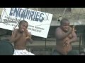 niños bailando de una forma muy rara