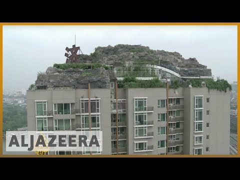 Chino construye una montaña en la azotea