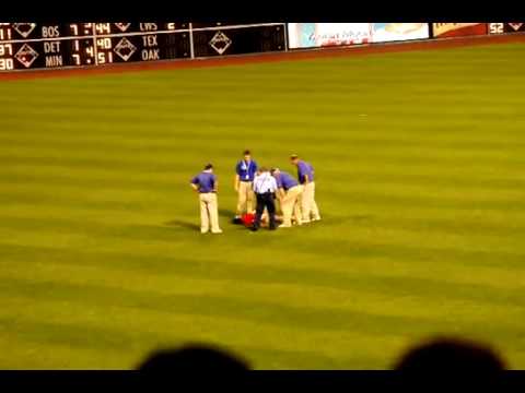 Tasé pour avoir courru sur un terrain de Baseball !