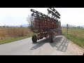 Bei der Saatbettvorbereitung und Umbruch von Senfbegrünung zum Maisanbau (Gefilmt von Hadwiger Helmut, www.agrarvideo.at)Frühjahr 2007