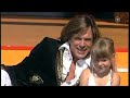 Jürgen Drews - Ich bau dir ein Schloss 2009 Ich bau dir ein Schloss das in den Wolken liegt Ich bau dir ein Schloss das in den Wolken liegt Wir liegen träumend im Graas und könn'n den Himmel seh'n, hmm und eins der Wolken zieht an uns vorbei und die zeit bleibt steh'n Am...
