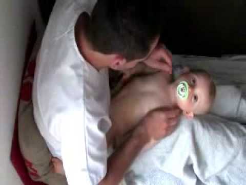 Massage de b�b� - les bras et les mains.