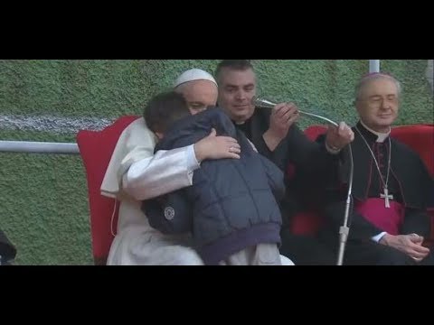 Rom: Papst Franziskus tröstet trauernden Jungen