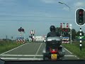 In de auto wachten op passerende trein; een zogenaamde Vlaflip met Citypendel VQ