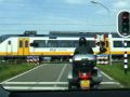 In de auto wachten op passerende trein; een zogenaamde Vlaflip met Citypendel VQ
