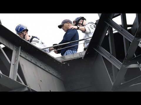 Verkehrschaos in Sydney: Mann klettert auf Harbour  ...