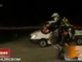 Un motard change sa roue sans s'arreter...