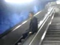 Bonusmaterial: Man somnar i rulltrappa. Mycket bra slapstick Bonusmaterial: Man somnar i rulltrappa. Mycket bra slapstick