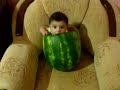 Baby in der Wassermelone