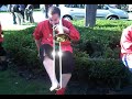 Pierewaaier Robbert speelt trombone met zijn blote voet