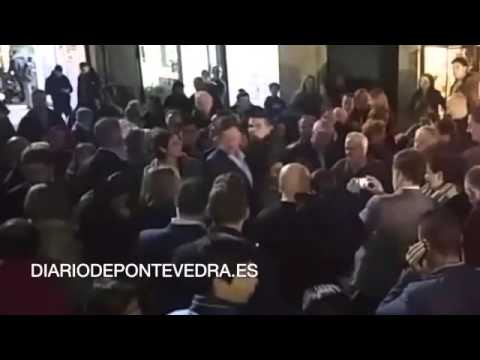 Un joven da un puñetazo a Rajoy en un paseo electoral en Pontevedra
