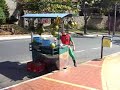 Robin olhando no carrinho de côco