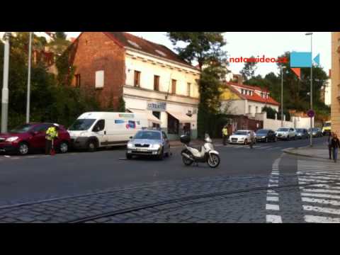 nehoda policejni auto s motocyklem