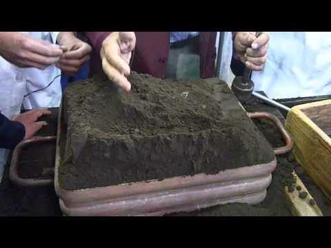 moldes de aluminio - Proceso manual de fabricación de un molde no permanente de arena verde para un proceso de fundición de aluminio. Se utilizó como modelo una pieza terminada d...