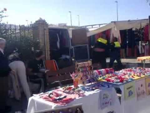 mercadillo - El miércoles 13 de nov a las 13:30, 2 municipales obligaron a desmontar el puesto de venta ambulante a una persona que estaba vendiendo colonias, pero uno de...
