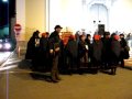 I contadini della Brianza in piazza ad Albavilla. I magnan si preparano a battere le pentole per richiamare l'attenzione delle contadine. La banda pigia l'uva.