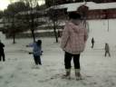 theBig joel (elever holmlia kaster sn�ball)