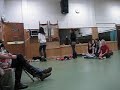 Joacim i klassen står alltid och dansar och/eller sjunger och han vet att folk tittar på honom men han låstas inte veta det. Lille tönt, i love you!