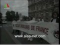 la flamme de l'espoir, apr�s son tour de france, a embras� paris. les scouts musulmans de france (smf), porteurs du flambeau, et l'association internationale soufie al�wiya (aisa), partenaire de l'�v�nement, se sont pli�s en quatre pour que la f�te soit r�ussie.
8h30 du matin. sinc�rit�, mis�ricorde et autre fraternit�, en provenance de toute l'europe, traversent all�grement la capitale. il s'agit des cars transportant scouts et adh�rents de aisa. une vingtaine de v�hicules en tout, aux noms �vocateurs. tous ont rendez-vous devant l'h�tel de ville de paris.
bendirs, rayta et chants animent le cort�ge qui grossit au fur et � mesure que les bus d�versent leurs flots de sourires sur pieds. l'effervescence est � son comble quand le long rang s'�branle. en t�te, la flamme de l'espoir sur son flambeau olympique, les fanions des diff�rents mouvements scouts, les drapeaux des nombreux pays pr�sents et de l'union europ�enne, suivis par les musiciens et tous ceux qui ont fait le voyage. la file vivante d'hommes, de femmes et d'enfants, en tee-shirts aux couleurs de la flamme de l'espoir, entrent dans la cour de l'h�tel de ville. les hauts murs font �cho � la joie ambiante et communicative. les chants qui r�sonnent accompagnent les d�l�gations qui entrent � l'int�rieur de la b�tisse, accueillies par le maire de paris, bertrand delano�. les discours officiels prennent la marque de ce jour.
tandis que la f�te se poursuit sur le parvis de la mairie, une autre se pr�pare � la villette.
d�but d'apr�s-midi. la grande place de la fontaine aux lions se remplit rapidement. une trentaine de stands accueille le public quand un bruit formidable de percussions se fait entendre. la flamme fait une entr�e remarqu�e : un ensemble de percussionnistes br�siliens suit de pr�s le jeune porteur du flambeau et le cheikh khaled bentoun�s, pr�sident fondateur des smf et de aisa, attirant autour d'eux toute une foule curieuse. le rythme est donn�. dans un moment d'intense joie, le flambeau est d�pos� sur son socle, � la vue de tous, t�moignant ainsi que l'espoir d'un avenir meilleur est bien vivant et en marche.
les festivit�s sont lanc�es. artistes, chorales interreligieuses, humoriste, danseurs et messages de paix se succ�dent sur sc�ne. le spectacle est garanti. a l'arri�re des stands et de l'exposition sur l'�mir abdelkader, les scouts animent des jeux pour les enfants.
apr�s zinedine zidane, le cheikh khaled bentoun�s devient passeur de la balle pour la paix (http://www.uneballepourlapaix.fr). il l'a transmet � son tour � al gore, ancien vice-pr�sident des etats-unis d'am�rique et conclut ainsi son intervention : � au moment o� je parle, � l'instant o� je parle, des �tres humains torturent d'autres �tres humains, des �tres humains tuent d'autres �tres humains, par id�ologie, par int�r�t politique, par croyance souvent. alors je dis � nos jeunes, ne vous laissez pas tenter, ne succombez pas � la haine, ne succombez pas � la violence. faites-vous entendre par l'esp�rance et la paix. agissez ! nous sommes trop peu nombreux � agir, � crier haut et fort notre espoir, notre esp�rance en un monde meilleur, plus fraternel, plus solidaire, plus juste.
rien ne peut justifier le meurtre d'un �tre autre humain, rien ne peut justifier le crime, rien ne peut justifier la haine que nous portons les uns vis-�-vis des autres.
vous jeunes, soyez les messagers de la paix, les ambassadeurs de la paix ! forcez vos gouvernements, forcez vos etats � changer d'attitude. forcez ceux qui vous dirigent � plus d'humanit�, � plus de fraternit�, � plus d'�galit� entre les hommes, quelle que soit leur race, leur couleur ou leur religion. acceptez-vous les uns les autres et pr�parez l'avenir d'un monde ensemble, l'un avec l'autre et pas l'un contre l'autre.
voil� le message que je souhaiterais que chacun de nous pr�sent ici en ce moment puisse porter avec lui dans la ville, le village ou le pays o� il habite. il y a des gens qui croient dans la paix, il y a des gens qui croient dans l'esp�rance. oui, nous existons et nous le prouvons ! �
la f�te s'ach�ve par l'ensemble religions en concert - dont font partie le choeur al�wiya et deux chorales juive et chr�tienne.
