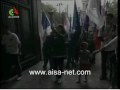 la flamme de l'espoir, apr�s son tour de france, a embras� paris. les scouts musulmans de france (smf), porteurs du flambeau, et l'association internationale soufie al�wiya (aisa), partenaire de l'�v�nement, se sont pli�s en quatre pour que la f�te soit r�ussie.
8h30 du matin. sinc�rit�, mis�ricorde et autre fraternit�, en provenance de toute l'europe, traversent all�grement la capitale. il s'agit des cars transportant scouts et adh�rents de aisa. une vingtaine de v�hicules en tout, aux noms �vocateurs. tous ont rendez-vous devant l'h�tel de ville de paris.
bendirs, rayta et chants animent le cort�ge qui grossit au fur et � mesure que les bus d�versent leurs flots de sourires sur pieds. l'effervescence est � son comble quand le long rang s'�branle. en t�te, la flamme de l'espoir sur son flambeau olympique, les fanions des diff�rents mouvements scouts, les drapeaux des nombreux pays pr�sents et de l'union europ�enne, suivis par les musiciens et tous ceux qui ont fait le voyage. la file vivante d'hommes, de femmes et d'enfants, en tee-shirts aux couleurs de la flamme de l'espoir, entrent dans la cour de l'h�tel de ville. les hauts murs font �cho � la joie ambiante et communicative. les chants qui r�sonnent accompagnent les d�l�gations qui entrent � l'int�rieur de la b�tisse, accueillies par le maire de paris, bertrand delano�. les discours officiels prennent la marque de ce jour.
tandis que la f�te se poursuit sur le parvis de la mairie, une autre se pr�pare � la villette.
d�but d'apr�s-midi. la grande place de la fontaine aux lions se remplit rapidement. une trentaine de stands accueille le public quand un bruit formidable de percussions se fait entendre. la flamme fait une entr�e remarqu�e : un ensemble de percussionnistes br�siliens suit de pr�s le jeune porteur du flambeau et le cheikh khaled bentoun�s, pr�sident fondateur des smf et de aisa, attirant autour d'eux toute une foule curieuse. le rythme est donn�. dans un moment d'intense joie, le flambeau est d�pos� sur son socle, � la vue de tous, t�moignant ainsi que l'espoir d'un avenir meilleur est bien vivant et en marche.
les festivit�s sont lanc�es. artistes, chorales interreligieuses, humoriste, danseurs et messages de paix se succ�dent sur sc�ne. le spectacle est garanti. a l'arri�re des stands et de l'exposition sur l'�mir abdelkader, les scouts animent des jeux pour les enfants.
apr�s zinedine zidane, le cheikh khaled bentoun�s devient passeur de la balle pour la paix (http://www.uneballepourlapaix.fr). il l'a transmet � son tour � al gore, ancien vice-pr�sident des etats-unis d'am�rique et conclut ainsi son intervention : � au moment o� je parle, � l'instant o� je parle, des �tres humains torturent d'autres �tres humains, des �tres humains tuent d'autres �tres humains, par id�ologie, par int�r�t politique, par croyance souvent. alors je dis � nos jeunes, ne vous laissez pas tenter, ne succombez pas � la haine, ne succombez pas � la violence. faites-vous entendre par l'esp�rance et la paix. agissez ! nous sommes trop peu nombreux � agir, � crier haut et fort notre espoir, notre esp�rance en un monde meilleur, plus fraternel, plus solidaire, plus juste.
rien ne peut justifier le meurtre d'un �tre autre humain, rien ne peut justifier le crime, rien ne peut justifier la haine que nous portons les uns vis-�-vis des autres.
vous jeunes, soyez les messagers de la paix, les ambassadeurs de la paix ! forcez vos gouvernements, forcez vos etats � changer d'attitude. forcez ceux qui vous dirigent � plus d'humanit�, � plus de fraternit�, � plus d'�galit� entre les hommes, quelle que soit leur race, leur couleur ou leur religion. acceptez-vous les uns les autres et pr�parez l'avenir d'un monde ensemble, l'un avec l'autre et pas l'un contre l'autre.
voil� le message que je souhaiterais que chacun de nous pr�sent ici en ce moment puisse porter avec lui dans la ville, le village ou le pays o� il habite. il y a des gens qui croient dans la paix, il y a des gens qui croient dans l'esp�rance. oui, nous existons et nous le prouvons ! �
la f�te s'ach�ve par l'ensemble religions en concert - dont font partie le choeur al�wiya et deux chorales juive et chr�tienne.
