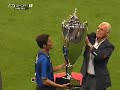 Mancini se atrapalha com a ta�a