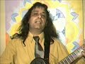 Pierre Simoes canta 