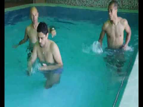ברק יצחקי וניבאלדו באימון בריכה