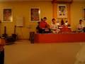 Kamalakshi u. Gyanaroopa singen das Sri Nrisimha Maha-Mantra