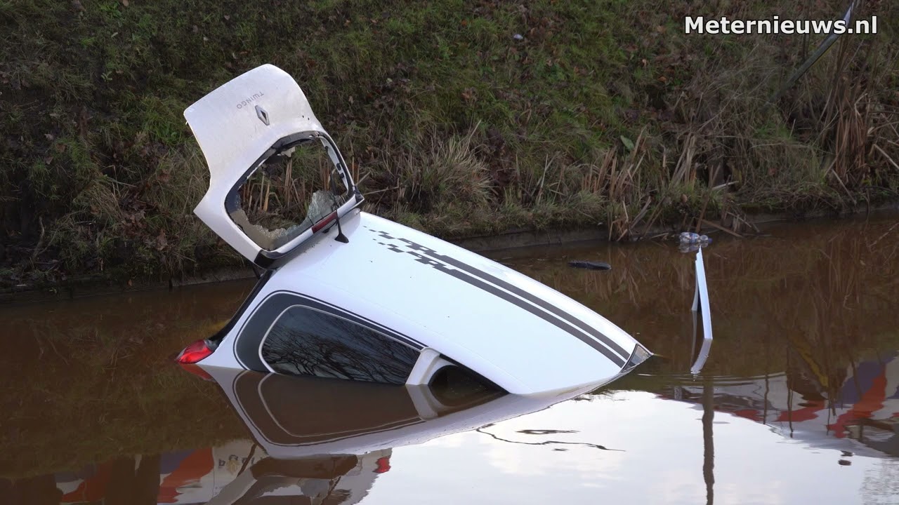 Auto duikt kanaal in Musselkanaal in(Video) |