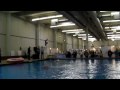 Wasserflugzeug landet im Becken u.Kinder im Schlauchboot