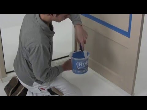 Maler-Tipps: Türen und Wände anmalen mit vertikaler Farbwanne für Pinsel und Rolle. Roll and Go