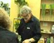 Urs Arber versucht sein floristisches Geschick