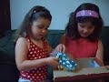 kaat en mirta, gehel in rode bollen motief, gloriueze winnaars creatief met rode bollen wedstrijd