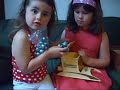 kaat en mirta, gehel in rode bollen motief, gloriueze winnaars creatief met rode bollen wedstrijd