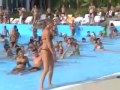 Ho aggiunto ai preferiti un video di @YouTube http://t.co/Lh8CNjYS Une blonde à la piscine droguée au LSD