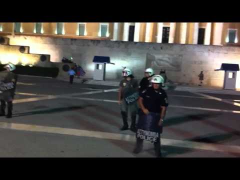 mpatsoi - Σύνταγμα! 23/06/2011 Μπάτσοι βαράνε πατέρα μπροστά στα ματιά της 11χονης κόρης του! Πίσω απο το αριστερό φυλάκιο του ευζονα στις σκάλες!