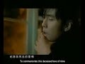 yi qun shi xue de ma yi bei fu rou suo xi yin
wo mian wu biao qing kan gu du de feng jing
shi qu ni / ai hen kai shi fen ming
shi qu ni / hai you shen me shi hao guan xin
dang ge zi bu zai xiang zheng he ping
wo zhong yu bei ti xing / guang chang shang wei shi de shi tu ying
wo yong piao liang de ya yun xing rong bei lue duo yi kong de ai qing
ah / wu yun kai shi zhe bi / ye se bu gan jing
gong yuan li zang li de hui yin / zai man tian fei xing
song ni de bai se mei gui / zai chun hei de huan jing diao ling
wu ya zai shu zi shang gui yi de hen an jing
jing jing ting / wo hei se de da yi / xiang wen nuan ni
ri jian bing leng de hui yi / zou guo de zou guo de sheng ming
ah ~si zhou mi man wu qi
ah ~wo zai kong kuang de mu di
lao qu hou hai ai ni
wei ni tan zou xiao bang de ye qu
ji nian wo si qu de ai qing
gen ye feng yi yang de sheng yin
xin sui de hen hao ting
shou zai jian pan qiao hen qing
wo gei de si nian hen xiao xin
ni mai zang de di fang jiao you ming
wei ni tan zou xiao bang de ye qu
ji nian wo si qu de ai qing
er wo wei ni yin xing mai ming
and for you i've become anonymous
zai yue guang xia tan qin
dui ni xin tiao de gan ying
hai shi ru ci wen nuan qing xi
huai nian ni na xian hong de chun yin
na xie duan chi de qing ting / san luo zai zhe sen lin
er wo de yan jing / mei you si hao tong qing
shi qu ni / lei shui hun zhuo bu qing
shi qu ni / wo lian xiao rong dou you yin ying
feng zai zhang man qing tai de wu ding
chao xiao wo de shang xin
xiang yi ko mei you shui de ku jing
wo yong qi mei de zi xing
miao hui hou hui mo ji de na ai qing