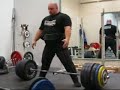 Kenta drar marklyft på träning