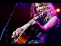 Gloriana beats Lady Gaga for AMA Breakthrough Artist Award