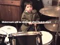 niño tocando bateria