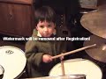 ni�o tocando bateria