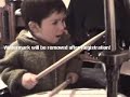 niño tocando bateria