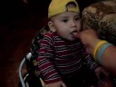 Mati comiendo pollo a la brasa