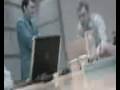 videos de niezrównoważony pracownik wyskoczył przez okno