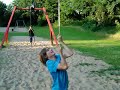 jonas hängt, mattis lacht, yannick filmt und flemming fährt jonas um