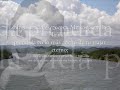 el poema rio grande de loiza escrito por la poetiza puertorriqueña Julia de BurgosRío Grande de Loíza¡Rio Grande de Loíza!... Alárgate en mi espírituy deja que mi alma se pierda en tus riachuelospara buscar la fuente que te robó de niñoy en un ímpetu loco te devolvió al sendero.Enróscate en mis labios y deja que te beba,para sentirte mío por un breve momento,y esconderte del mundo y en ti mismo esconderte,y oír voces de asombro en la boca del viento.Apéate un instante del lomo de la tierra,y busca de mis ansias el íntimo secreto;confúndete en el vuelo de mi ave fantasíay déjame una rosa de agua en mis ensueños.¡Río Grande de Loíza!... Mi manantial, mi río,desde que alzome al mundo el pétalo materno;contigo se bajaron desde las rudas cuestas,a buscar nuevos surcos, mis pálidos anhelos;y mi niñez fue toda un poema en el ríoy un río en el poema de mis primeros sueños.Llegó la adolescencia. Me sorprendió la vidaprendida en lo más ancho de tu viajar eterno;y fui tuya mil veces, y en un bello romanceme despertaste el alma y me besaste el cuerpo.¿A dónde te llevaste las aguas que bañaronmis formas, en espiga de sol recién abierto?¡Quién sabe en qué remoto país mediterráneoAlgún fauno en la playa me estará poseyendo!¡Quién sabe en qué aguacero de qué tierra lejaname estaré derramando para abrir surcos nuevos;o si acaso, cansada de morder corazones,me estaré congelando en cristales de hielo!¡Río Grande de Loíza!... Azul. Moreno. Rojo.Espejo azul, caído pedazo azul del cielo;desnuda carne blanca que se te vuelve negracada vez que la noche se te mente en el lecho;roja franja de sangre, cuando bajo la lluviaa torrentes su barro te vomitan los cerros.Río hombre, pero hombre con pureza de ríoPorque das tu azul alma cuando das tu azul beso.Muy señor río mío. Río hombre. Único hombreQue ha besado mi alma al besar en mi cuerpo¡Río Grande de Loíza!... Río grande. Llanto grande.El más grande de todos nuestros llantos isleños,si no fuera más grande el que de mí se salepor los ojos del alma para mi esclavo puebloJulia de Brugos