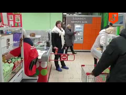 Nawalona baba opuszcza sklep w nietypowy sposób.