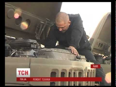 Солдаты ремонтируют военную технику (видео)