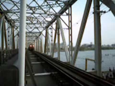 赤川鉄橋を貨物列車が通過